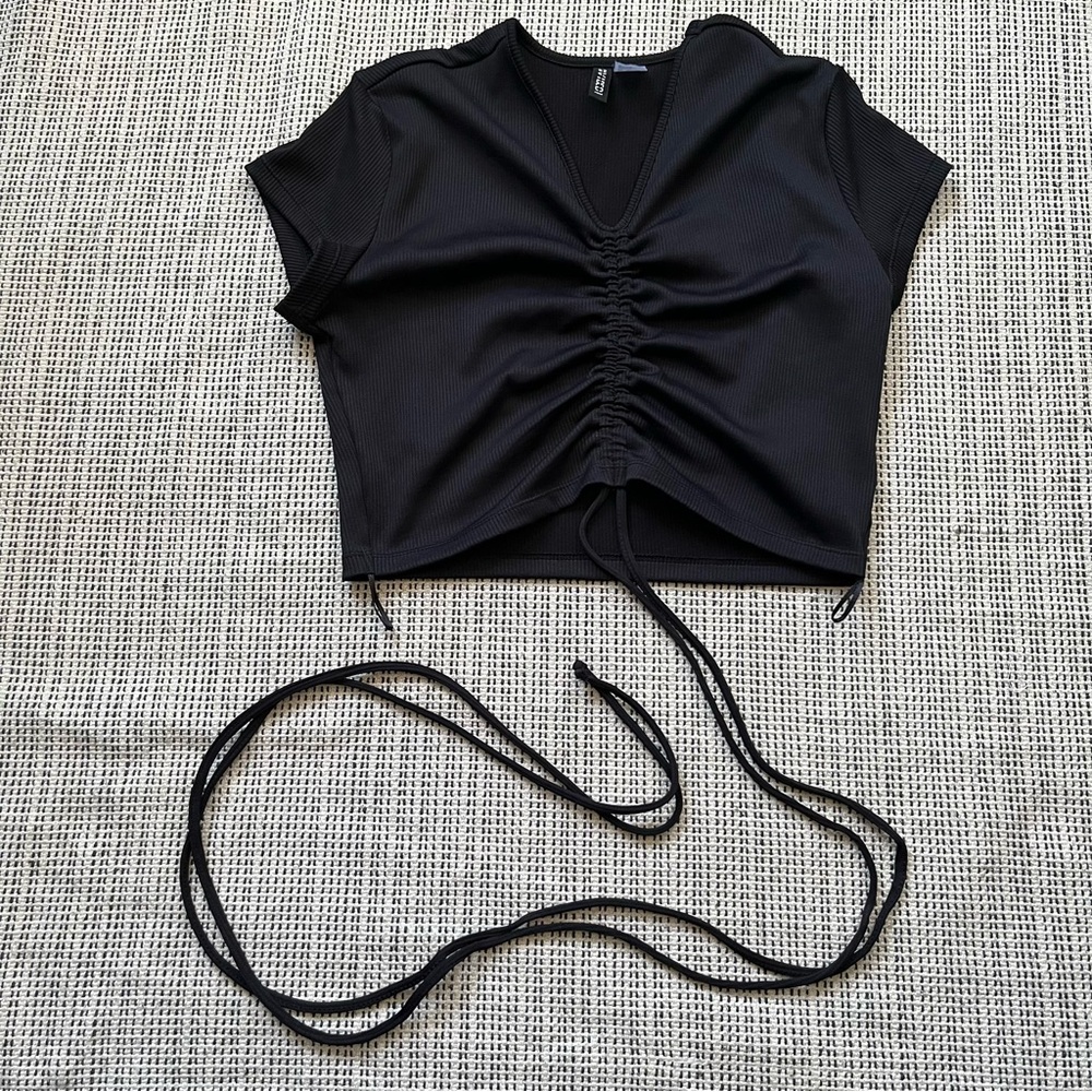 H&M Divided Short Sleeve Cropped Top With Drawstring Size Medium